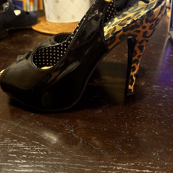 Bettie Page black patent peep-toe pumps, sz 6 - Picture 2 of 5